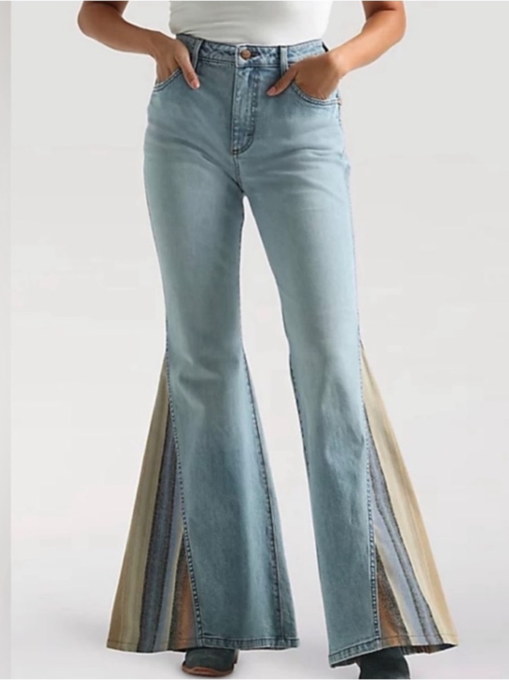 Wrangler X Pendelton Women's Trumpet Flare Jean in Light Wash Denim Size 32 Rare - Picture 2 of 16